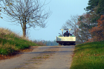 Fototapeta premium Landwirt mit Traktor