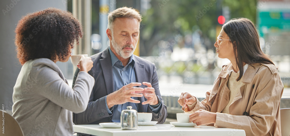 Aufkleber i have something i must discuss with you. shot of a group of colleagues brainstorming ideas at a cof