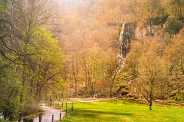 Weg zum Uracher Wasserfall im Herbst - Uracher Wasserfall, Bad Urach, Schwäbische Alb