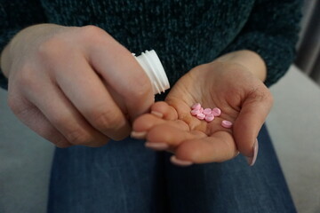 Kilka tabletek trzymanych w dłoni