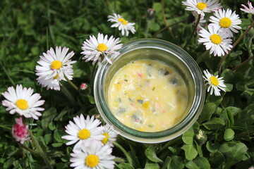 G&auml;nsebl&uuml;mchenbutter