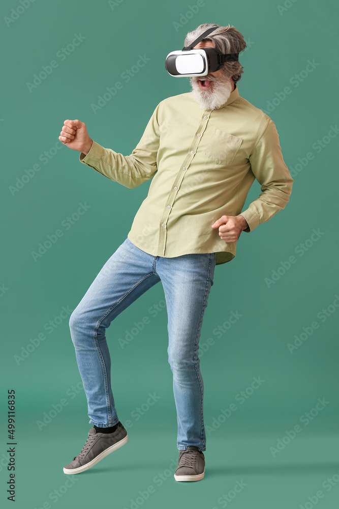 Canvas Prints senior man in vr glasses on green background