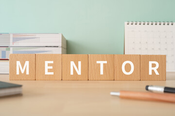 メンターのイメージ｜「MENTOR」と書かれた積み木が置かれたデスク