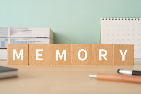 記憶・メモリのイメージ｜「MEMORY」と書かれた積み木が置かれたデスク