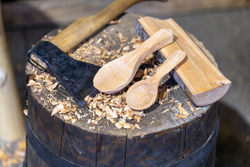 Making wooden spoons with an ax. Cutting the spoon