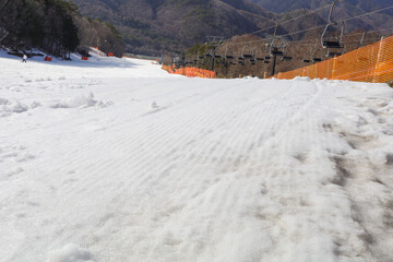 治部坂高原スキー場、春のゲレンデ雪面