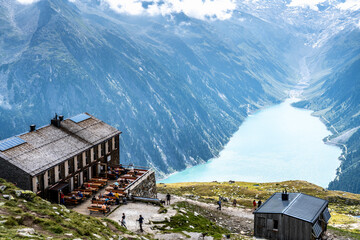 Aussicht auf Olperer Hütte und Schlegeisspeicher