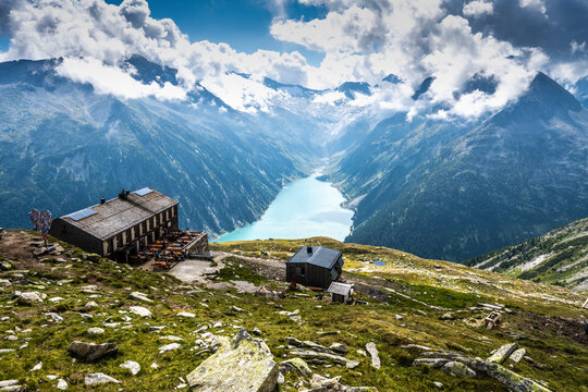 Aussicht auf Olperer H&uuml;tte und Schlegeisspeicher