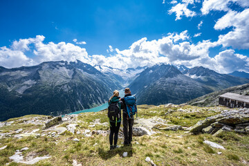 Fototapeta premium Wanderung am Schlegeisspeicher zur Olperer Hütte