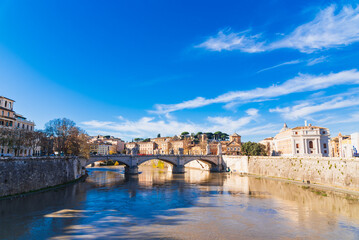 Fototapeta premium ローマ テヴェレ川沿いの町並み