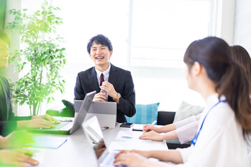 Fototapeta premium オフィスで仕事をするビジネスパーソン