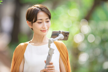 女性・スマートフォン・ジンバル