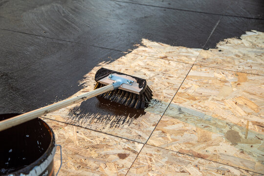 OSB Holzplatten mit Bitumen Dachanstrich wasserdicht machen