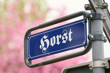 Straßenschild "Horst" in altdeutscher Schrift vor rosafarbenem Hintergrund in der deutschen Stadt Hattingen