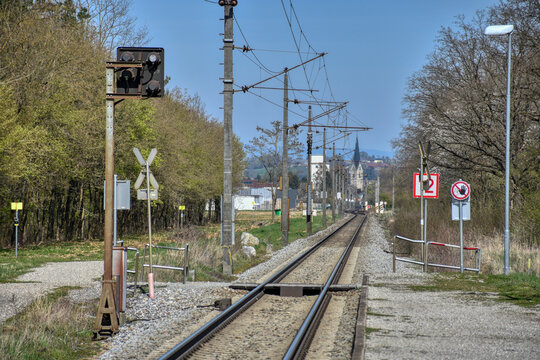 Rudolfsbahn, Bahnlinie, Herzograd, Gleis, Schiene, Eisenbahn, Bahnlinie, St. Valentin, Sankt Valentin, Schotter, Schotterbett, Oberleitung, Oberleitungsmast, elektrifiziert, Strom, Mast, Zug, Schienen