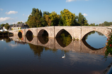 vieux pont  en arches sur la Loire - France