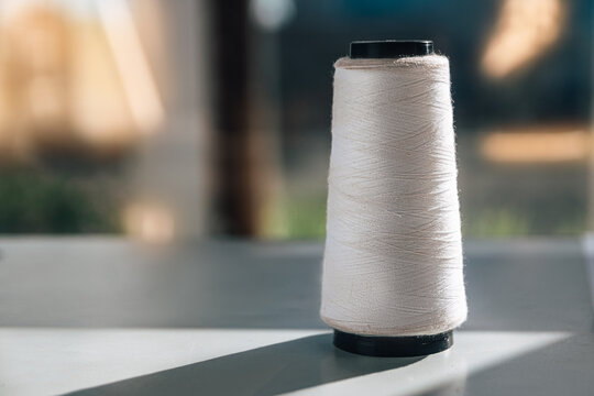 rolo de linha branca para costura
