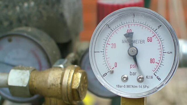 Manometer working on a compressor with jumping arrow