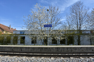 Herzograd, Bahnsteig, Bahnhof, Haltestelle, Schild, Tafel, Gleis, Schiene, Eisenbahn, Bahnlinie, St. Valentin, Sankt Valentin, Schotter, Schotterbett, Laterne, Straßenlaterne, Laternenmast, Mast, Zug,