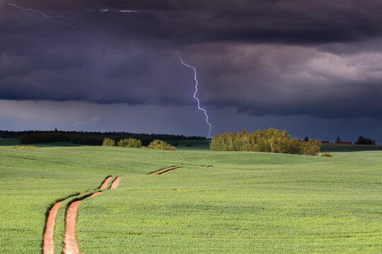 Wiosenna burza na polach Warmii w p&oacute;łnocno-wschodniej Polsce