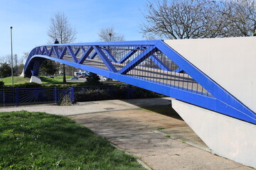 Fototapeta premium Passerelle piétonne sur le canal du centre, ville de Montceau Les Mines, département de Saone et Loire, France