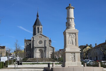 La place située rue de la république, devant l'église Notre Dame, ville de Montceau Les Mines,...