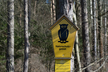 Naturschutzgebiet im Frühjahr mit Schild