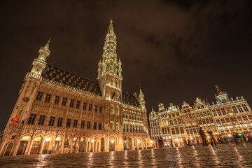 Fototapeta na wymiar Brussels City Hall by night and Grand Place