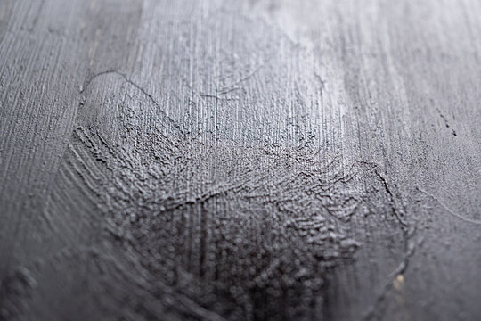 Detalle de fondo texturizado grunge de pintura negra sobre madera