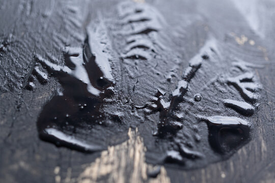 Detalle de fondo texturizado grunge de pintura negra sobre madera