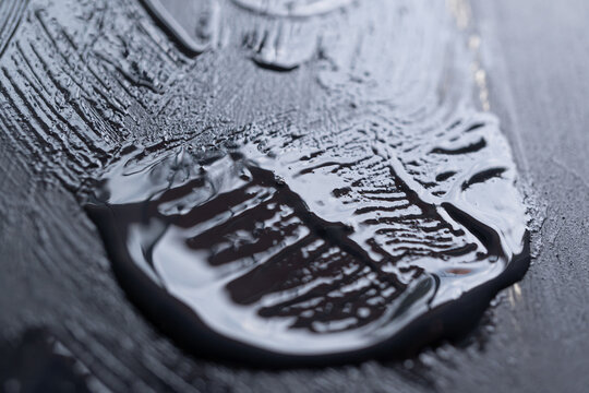 Detalle de fondo texturizado grunge de pintura negra sobre madera