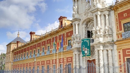 Séville: palais de San Telmo et berges du Guadalquivir avec le quartier de Triana en Andalousie...