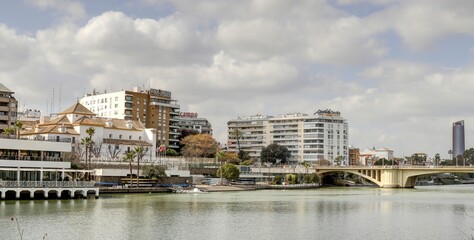 Séville: palais de San Telmo et berges du Guadalquivir avec le quartier de Triana en Andalousie dans le sud de l'espagne