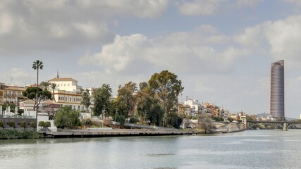 Naklejka premium Séville: palais de San Telmo et berges du Guadalquivir avec le quartier de Triana en Andalousie dans le sud de l'espagne