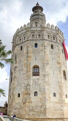 Fototapeta na wymiar Séville: palais de San Telmo et berges du Guadalquivir avec le quartier de Triana en Andalousie dans le sud de l'espagne