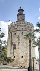 Fototapeta na wymiar Séville: palais de San Telmo et berges du Guadalquivir avec le quartier de Triana en Andalousie dans le sud de l'espagne