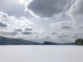 Obraz premium Frozen lake in Canadian rocky mountains during winter