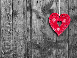Obraz na płótnie Canvas La Punt, Switzerland - September 29, 2021: Decorative red heart hung on a wooden wall