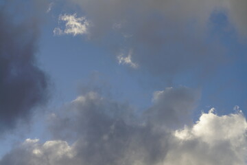 Fototapeta na wymiar Wolken Himmel mit dichter Bewölkung und wenig blauem, unbedecktem Himmel