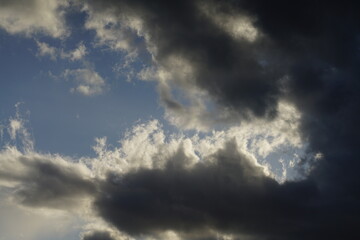 Fototapeta na wymiar Wolken Himmel mit dichter Bewölkung und wenig blauem, unbedecktem Himmel
