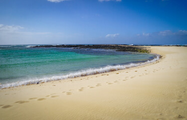 Fototapeta na wymiar El Cotillo beach, Fuerteventura - beautiful turquoise sea with a desert sandy beach