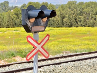 Señal de paso a nivel sin barreras con semáforo