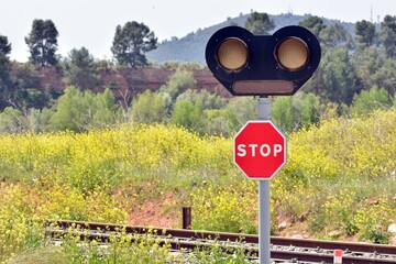 Señal de stop con semáforo en un paso a nivel