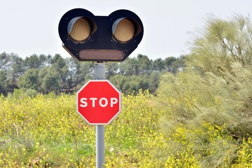 Señal de stop con semáforo en un paso a nivel