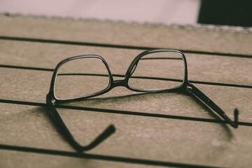 Auf Tisch liegende schwarze Brille