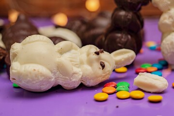 Conejo de pascuas de chocolate blanco