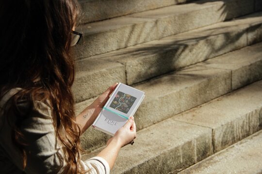 Mulher olhando guia de viagem para Roma - Woman looking at travel guide to Rome