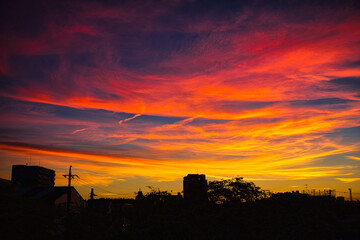 夕焼けに映し出される町のシルエット