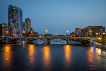 Fototapeta na wymiar Grand River and Pearl Street Bridge, Grand Rapids, Michigan.