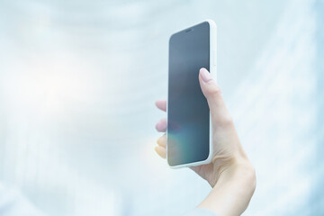 スマートフォンを操作するビジネスウーマン